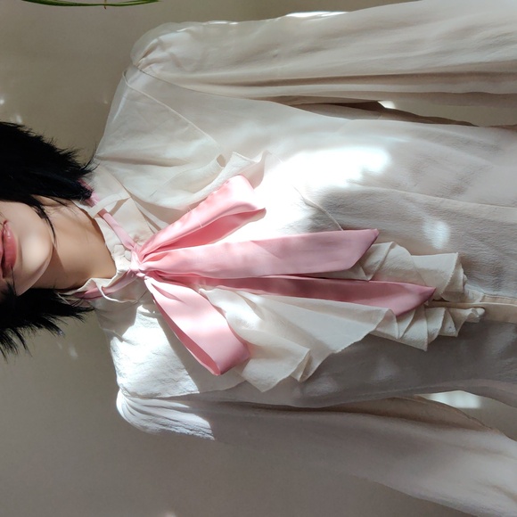 Clocor vintage Tops - Elegant White Silk Blouse with Pink Bow